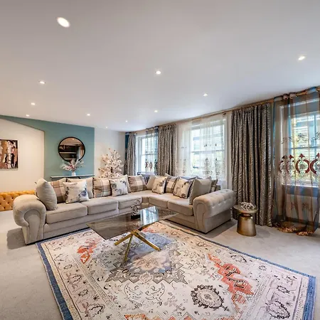 Huge 200Sqm Luxury 3-Bedroom Mews Villa